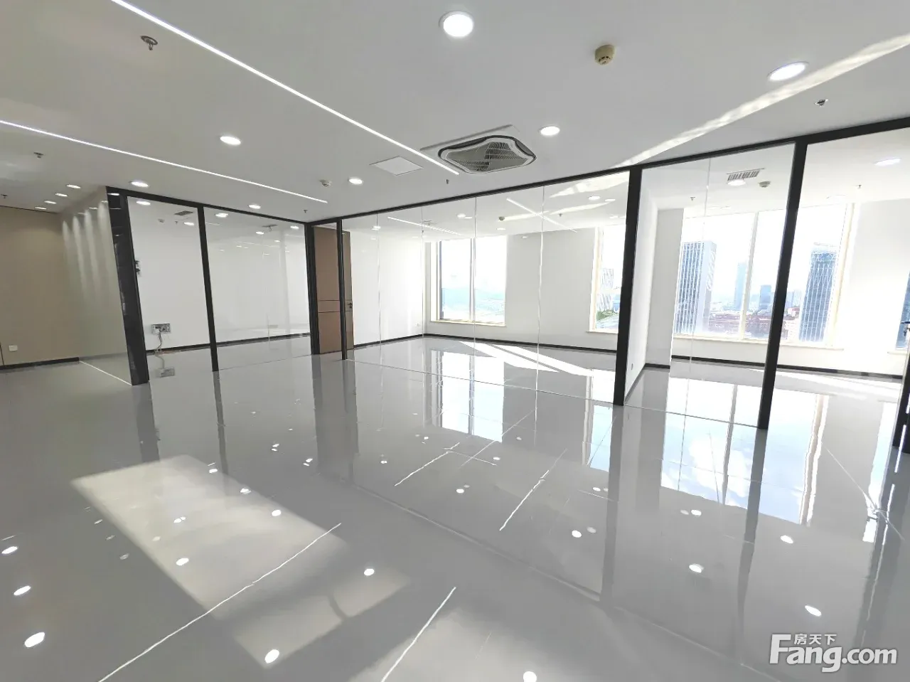 舜泰广场179平东北向电梯口,格局3加1可配家具,汉峪金谷