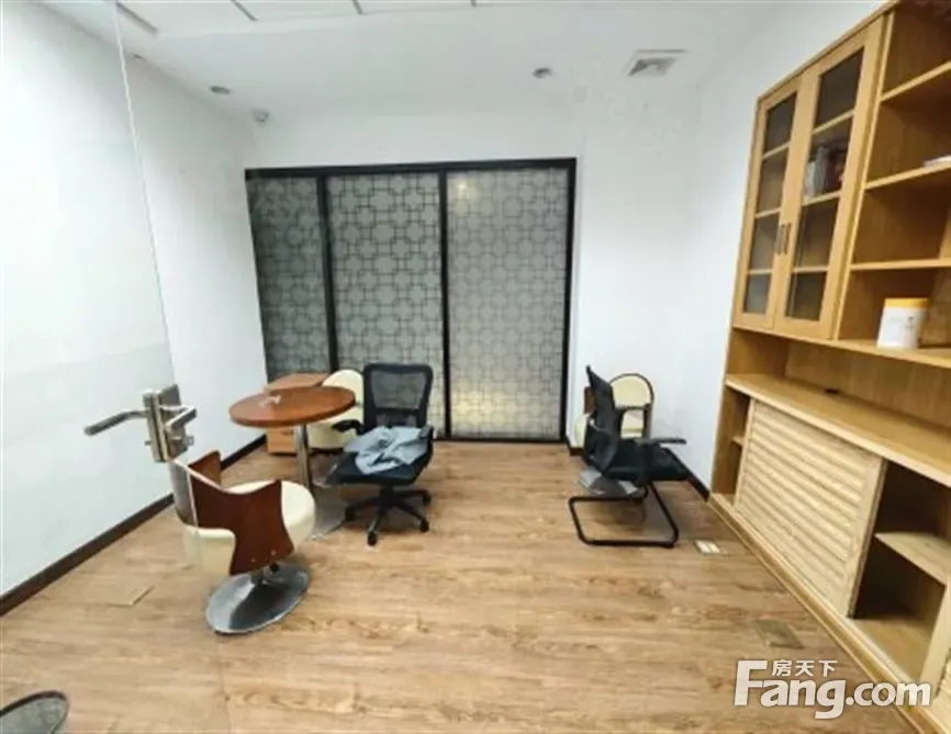 东部 电梯口328平豪华装修 带全套办公家具 出租下载app