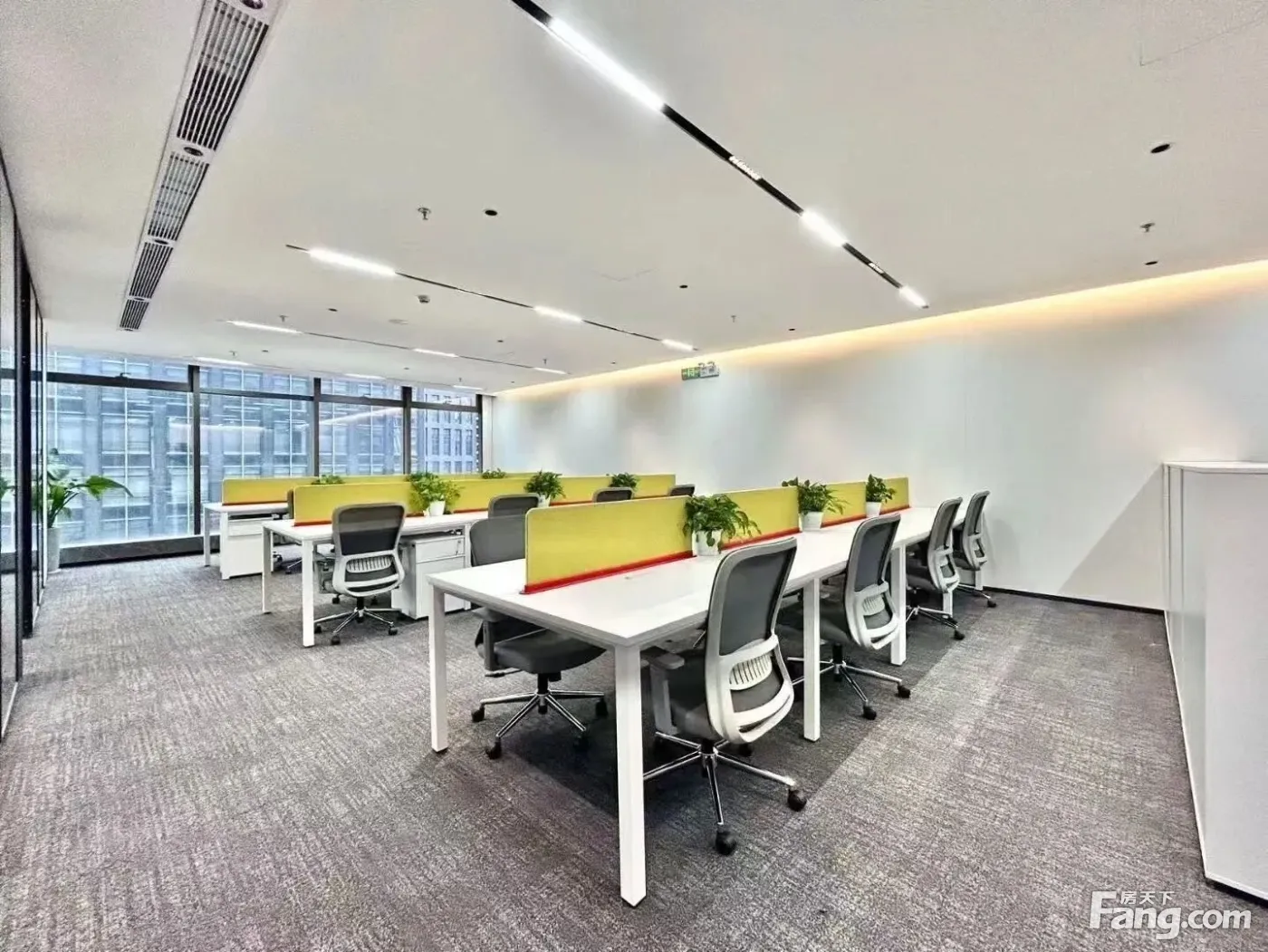 业主直租(新世界中心)免租期4个月,高层东南电梯口8+1隔间