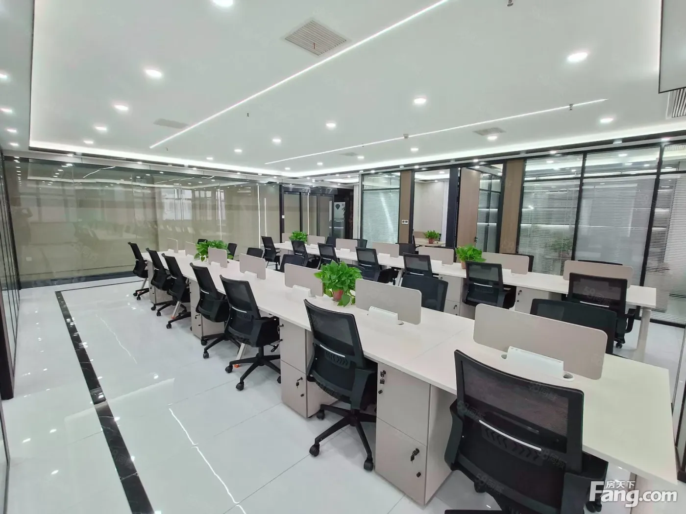 公摊小 地铁口0距离 24H空调甲写 鑫融国际 湖南商会大厦