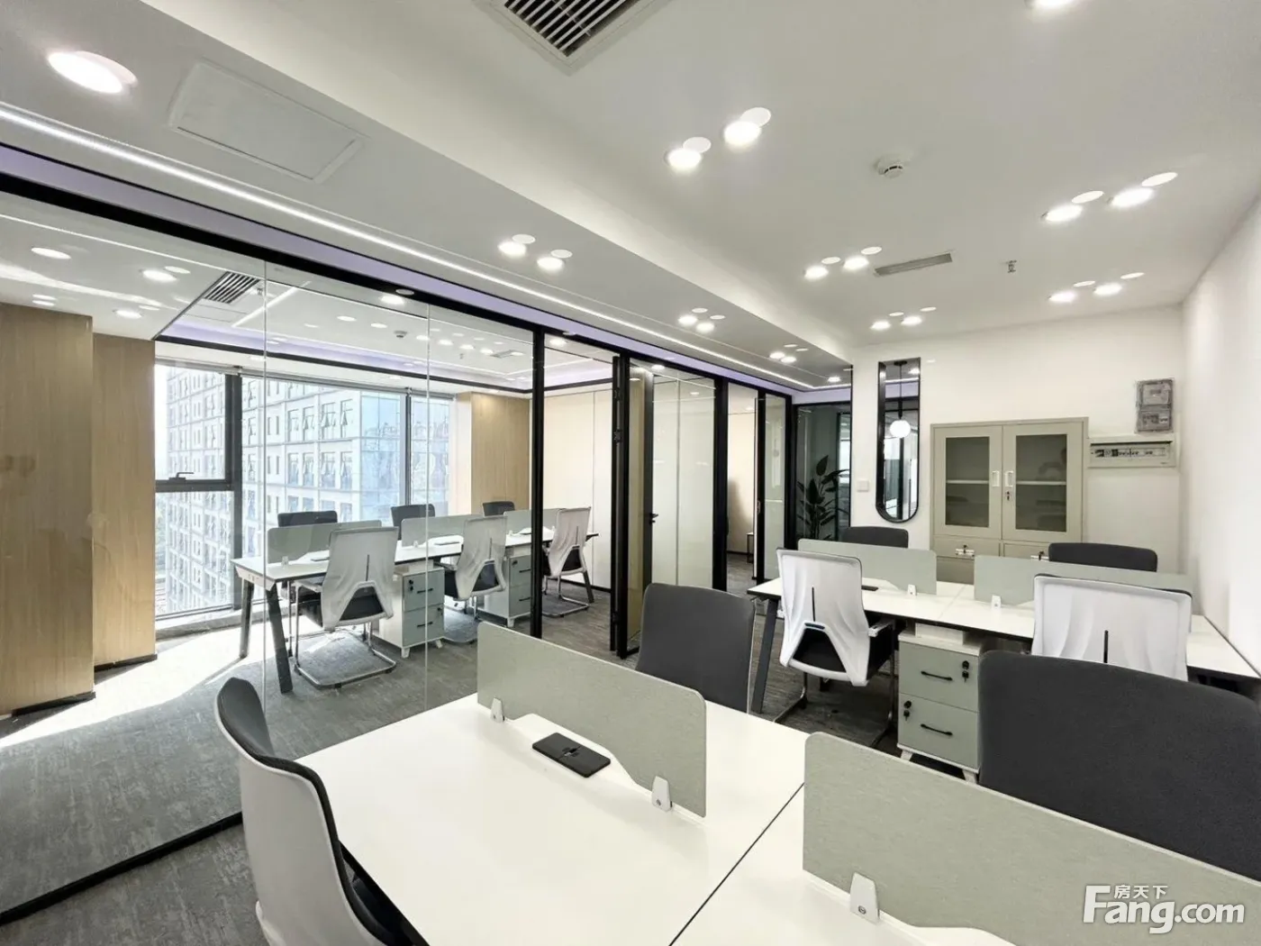 龙潭寺 精装小户 2隔间加8工位 方正采光 含家具 拎包