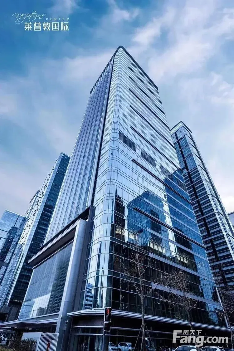 三街地铁口超甲|8隔间50工位 拎包入住 双面采光