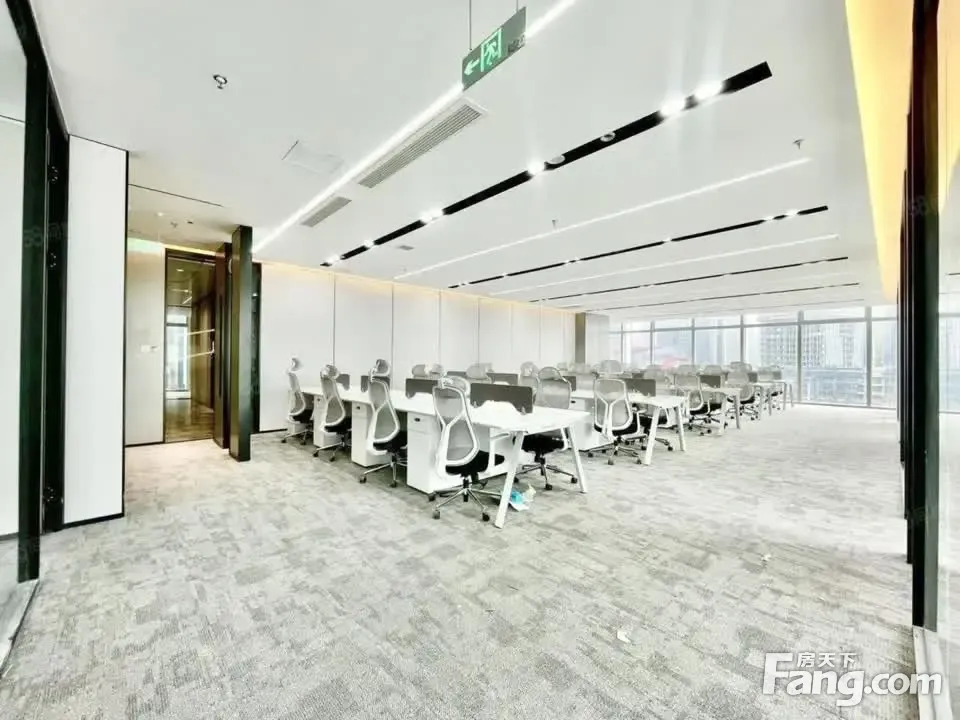 金周路地铁口!5隔间40卡位双面采光!正对电梯口·锦汇中心!