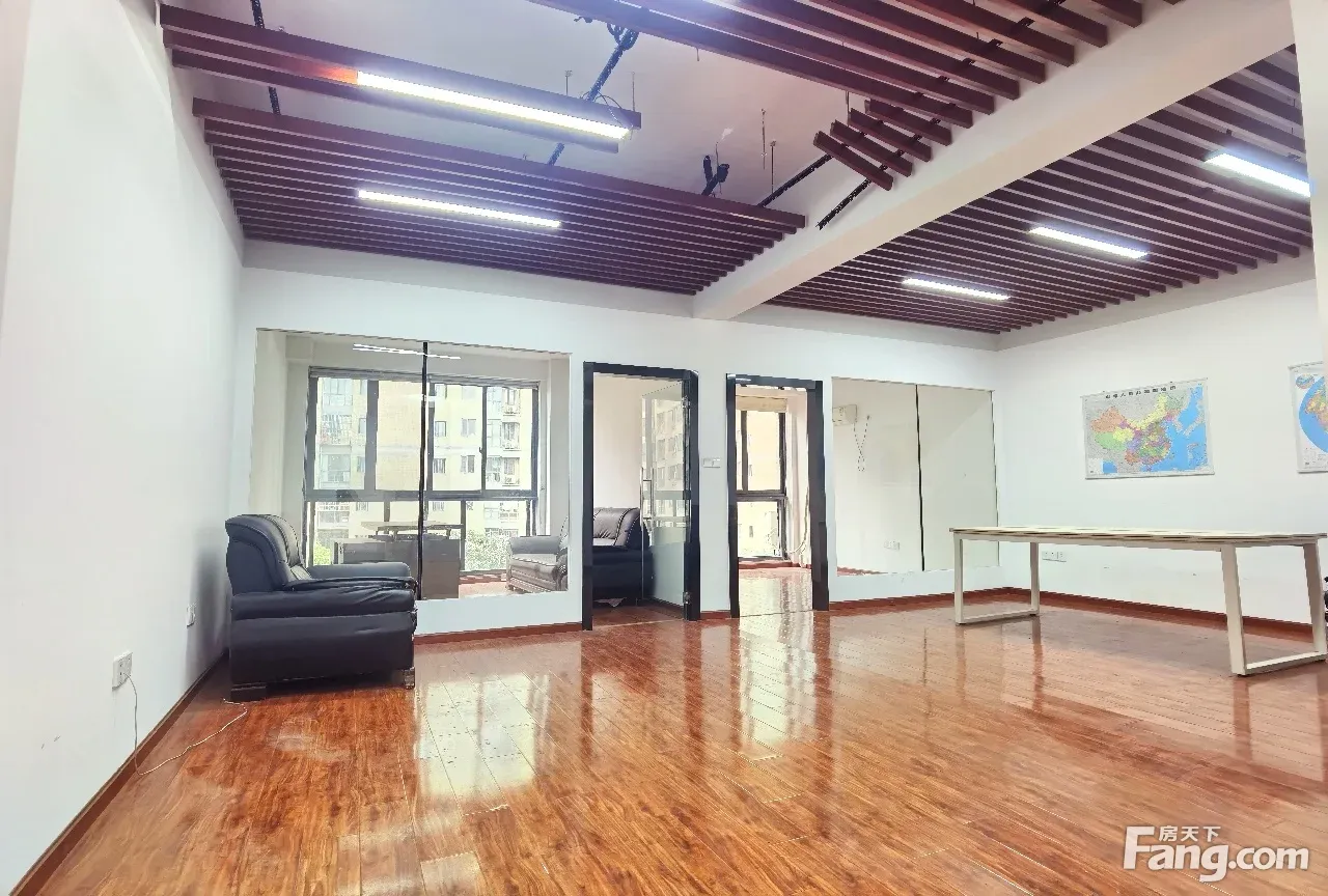 独栋写字楼 二间打通96平写字间 部分办公桌椅 1台空调