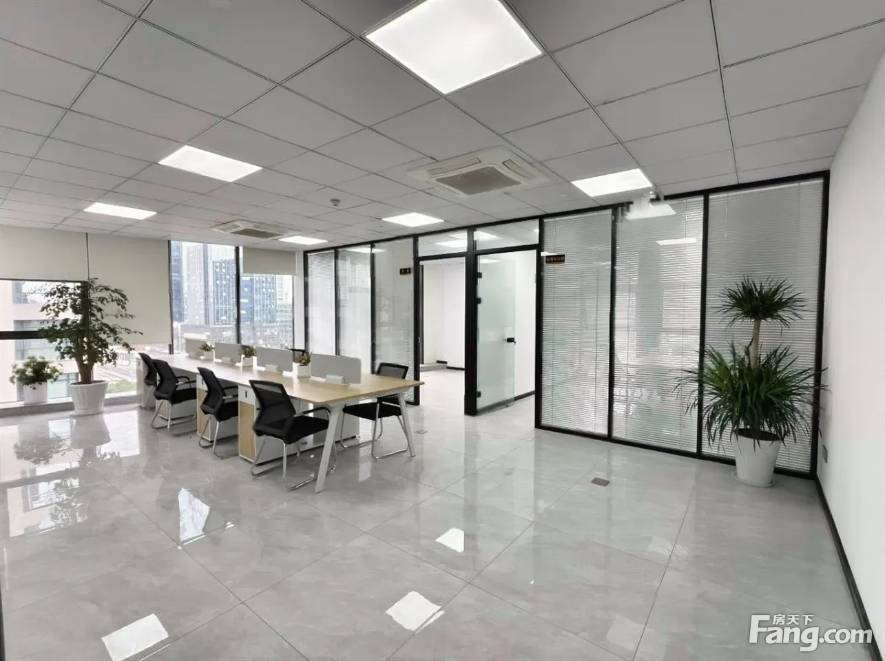 二期泰康大厦 4个隔间 带全套家具 户型方正 视线好房东直租