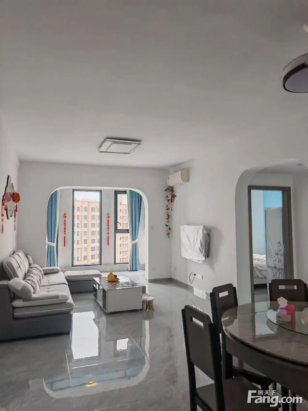 东峰世纪公寓两房31楼,精装修,年租1100月,短租另议