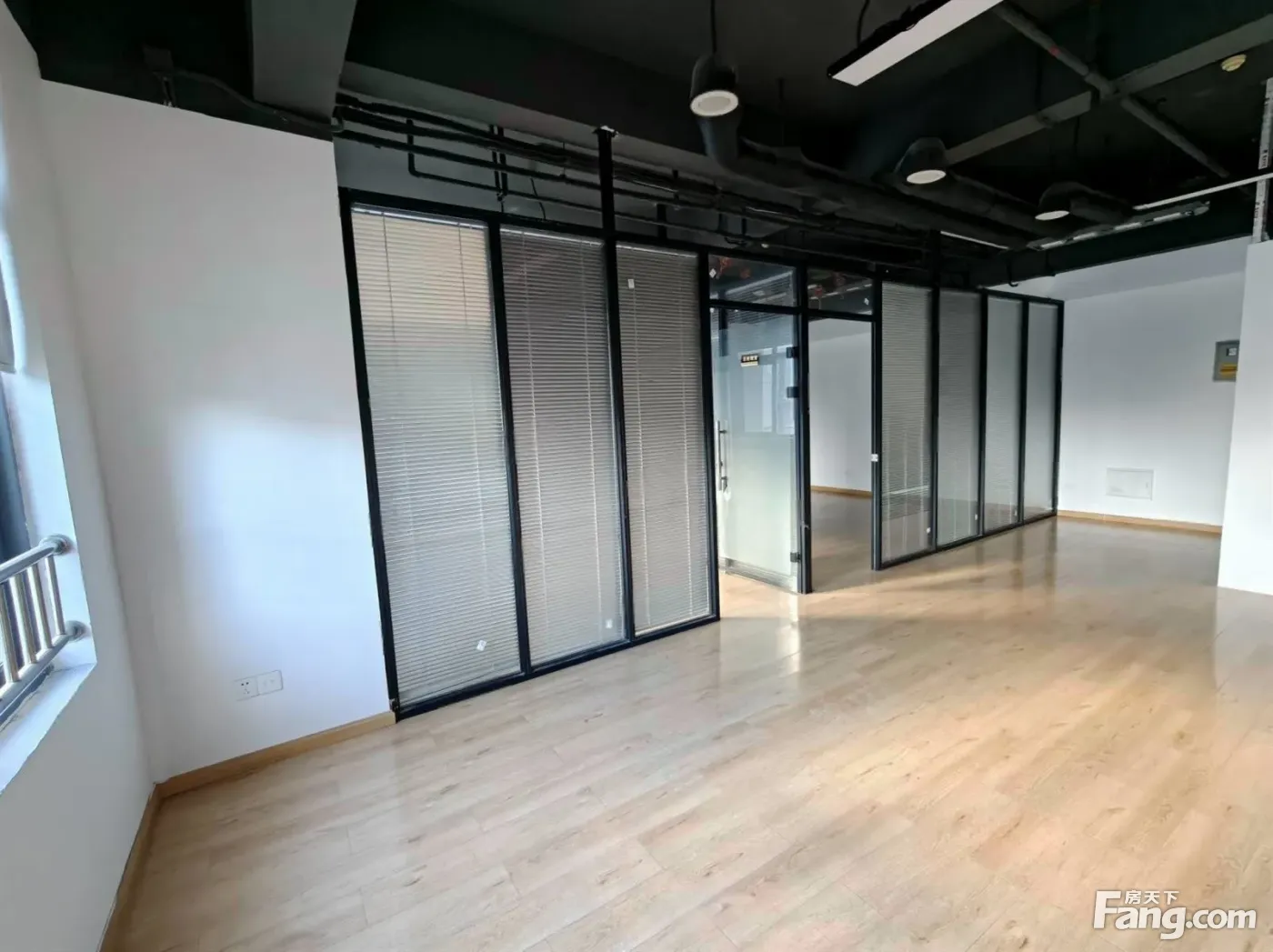 集士港城西新天地116平两个隔间独立空调