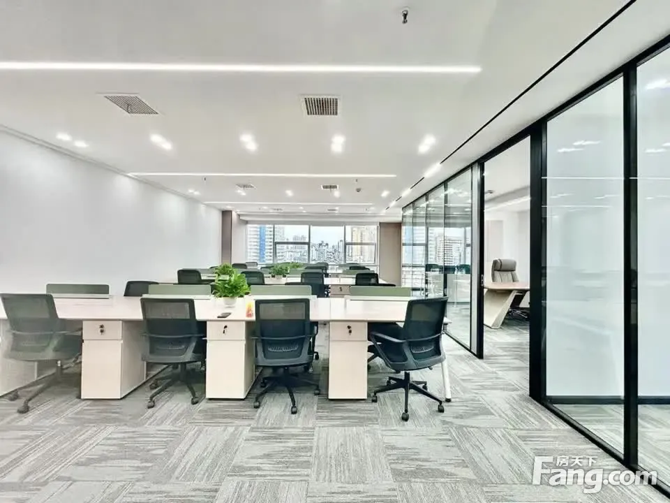 双面采光·骡马市地铁口·适创业过渡企业·5隔间24卡位带家具