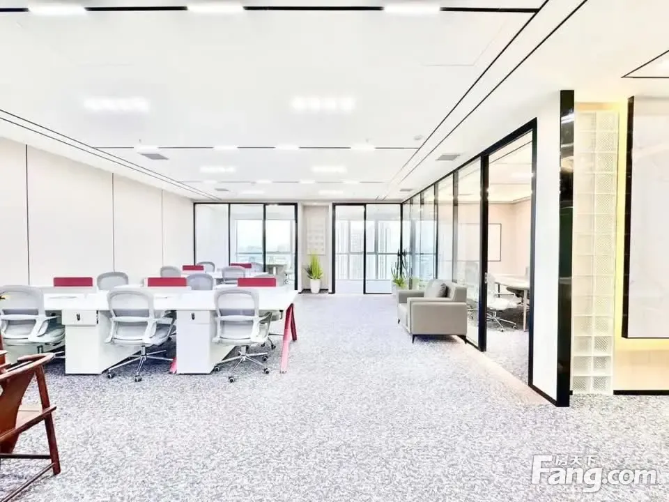 火车南站150平职场!3隔间18卡位·全景落地窗!拎包入驻!