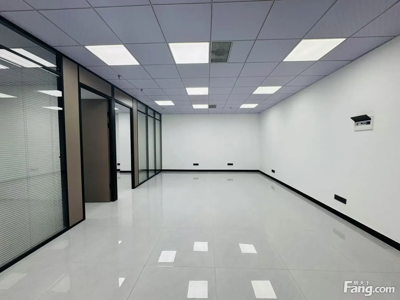 华商大厦电梯口117平另有多套户型出租精装修可配家具拎包入住