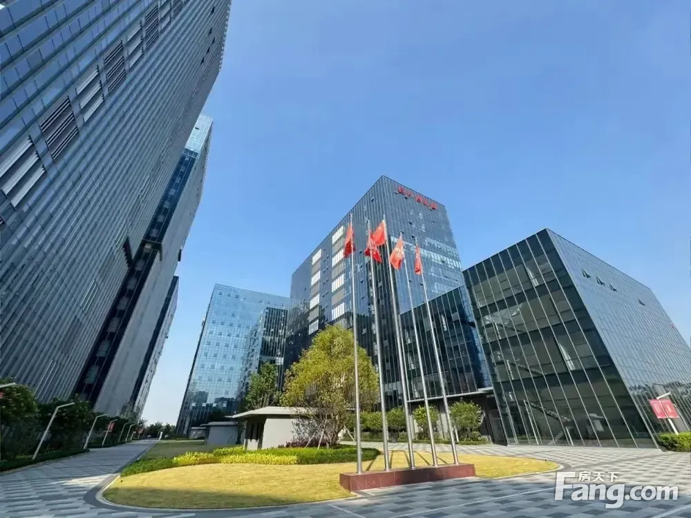 巨大服装产业园 面积300平起 服装集聚 豪华装修