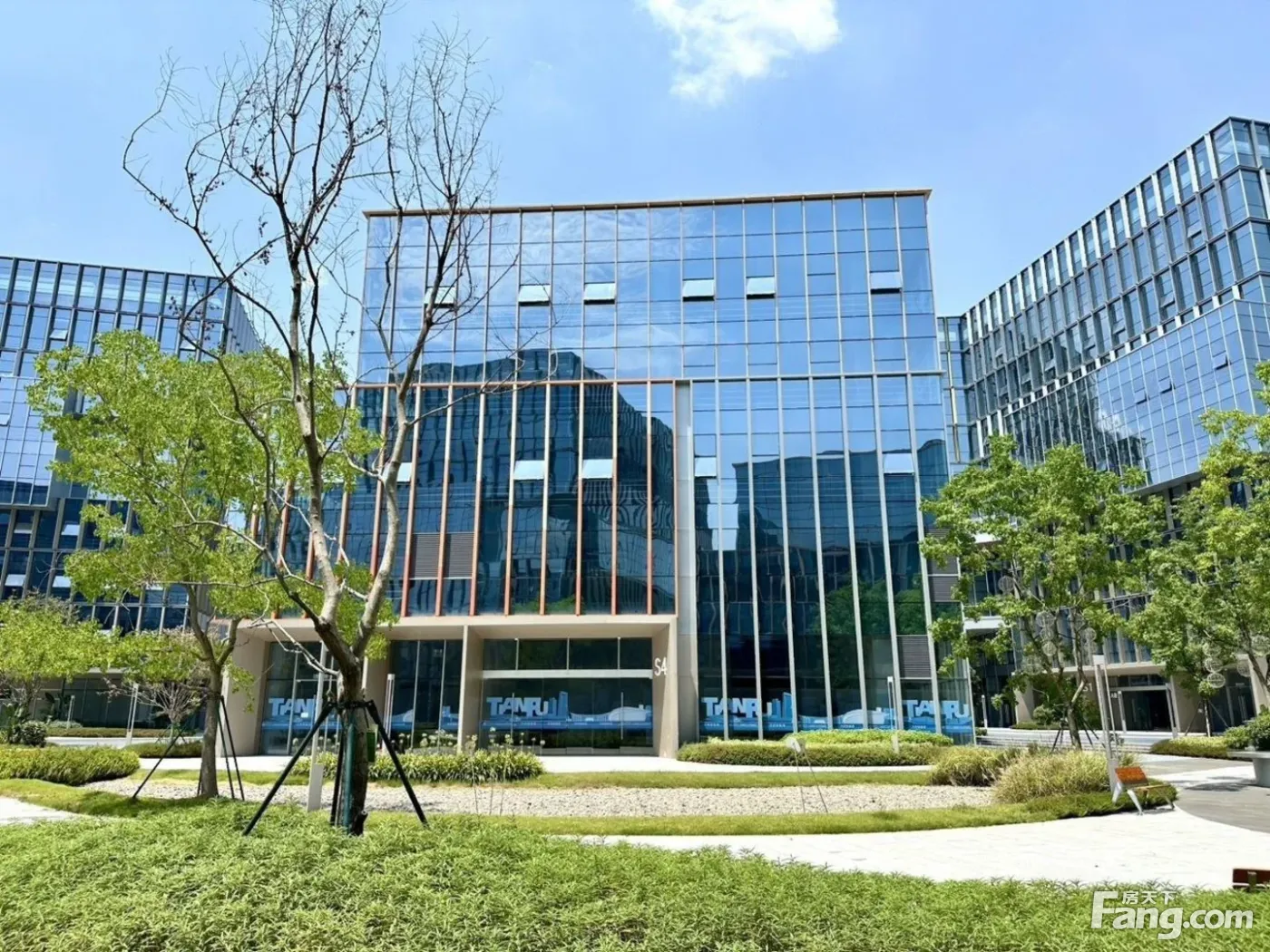 兴隆湖纯独栋看湖带阳台丨可租可售户型方正适合总部国央企集团