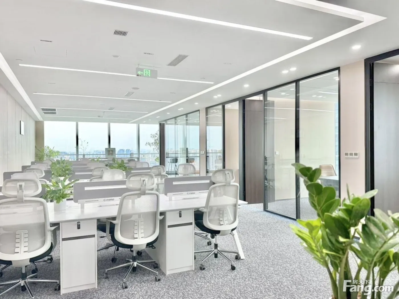 高区视野丨双面采光·户型方正丨天府新区地标·5隔间30卡位!