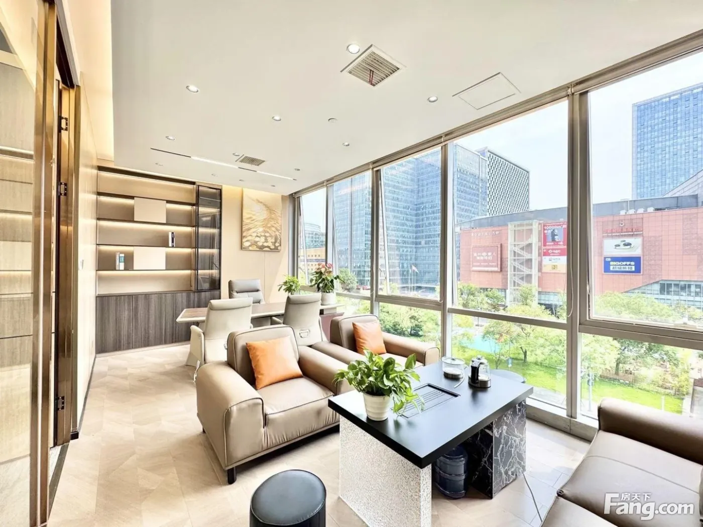 正对电梯口!5隔间20工位!东南朝向!带茶台!公摊低高性价比