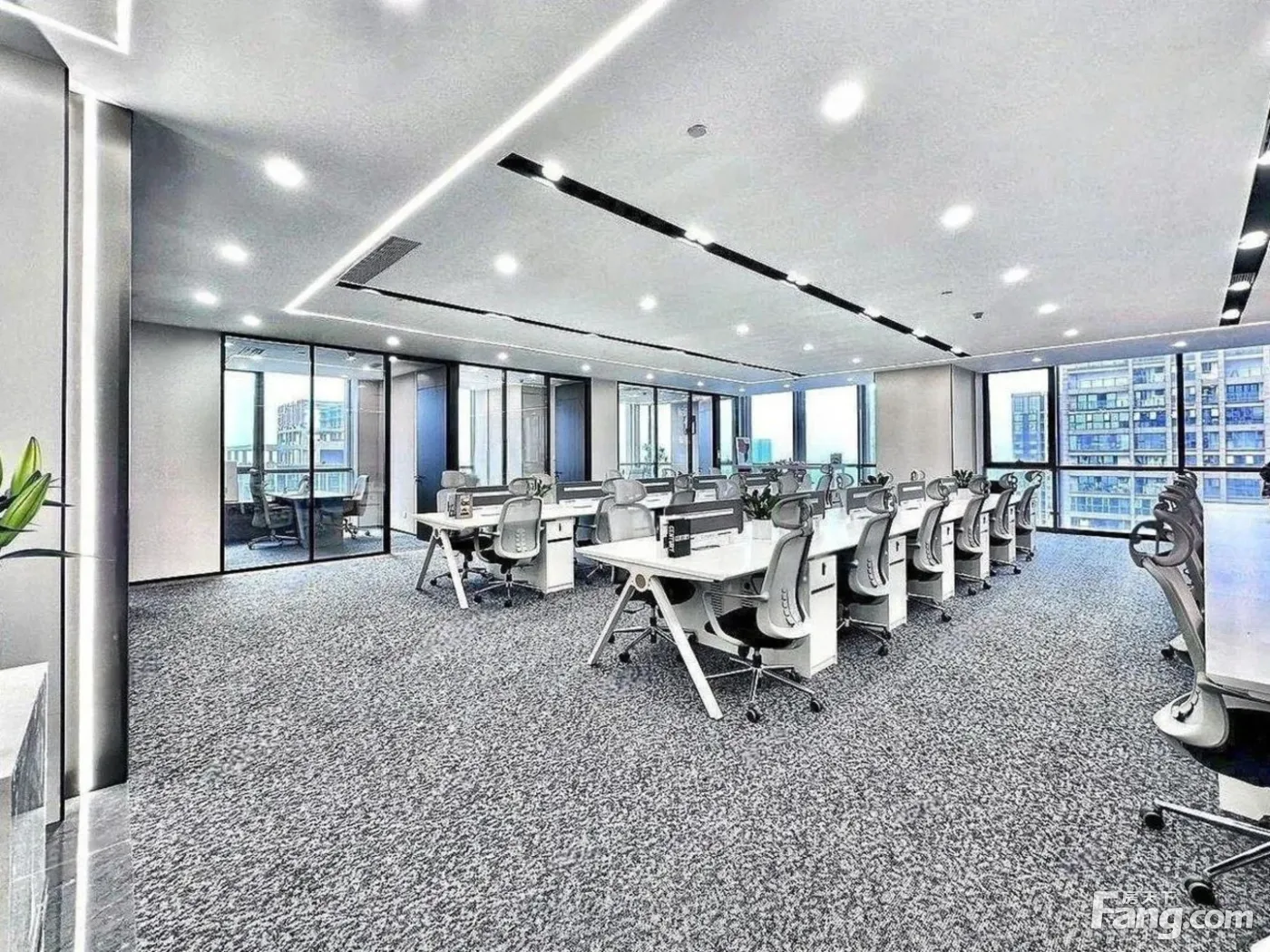大气前台·品茗洽谈!双面采光·5隔间36工位!老总室带茶台