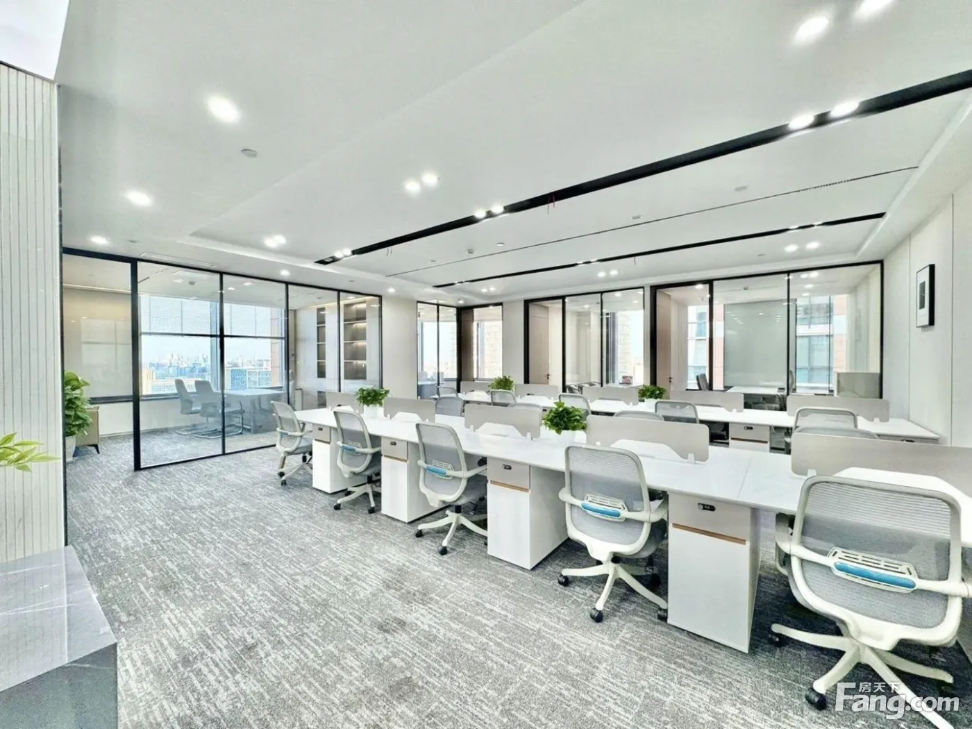 洪河地铁口·双面采光老总室丨7隔间30工位丨金融建筑商务接待
