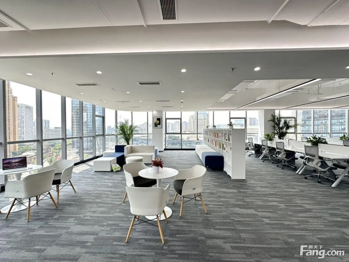 银泰城热门商圈丨超广视野丨电梯口4隔间136工位!24H空调