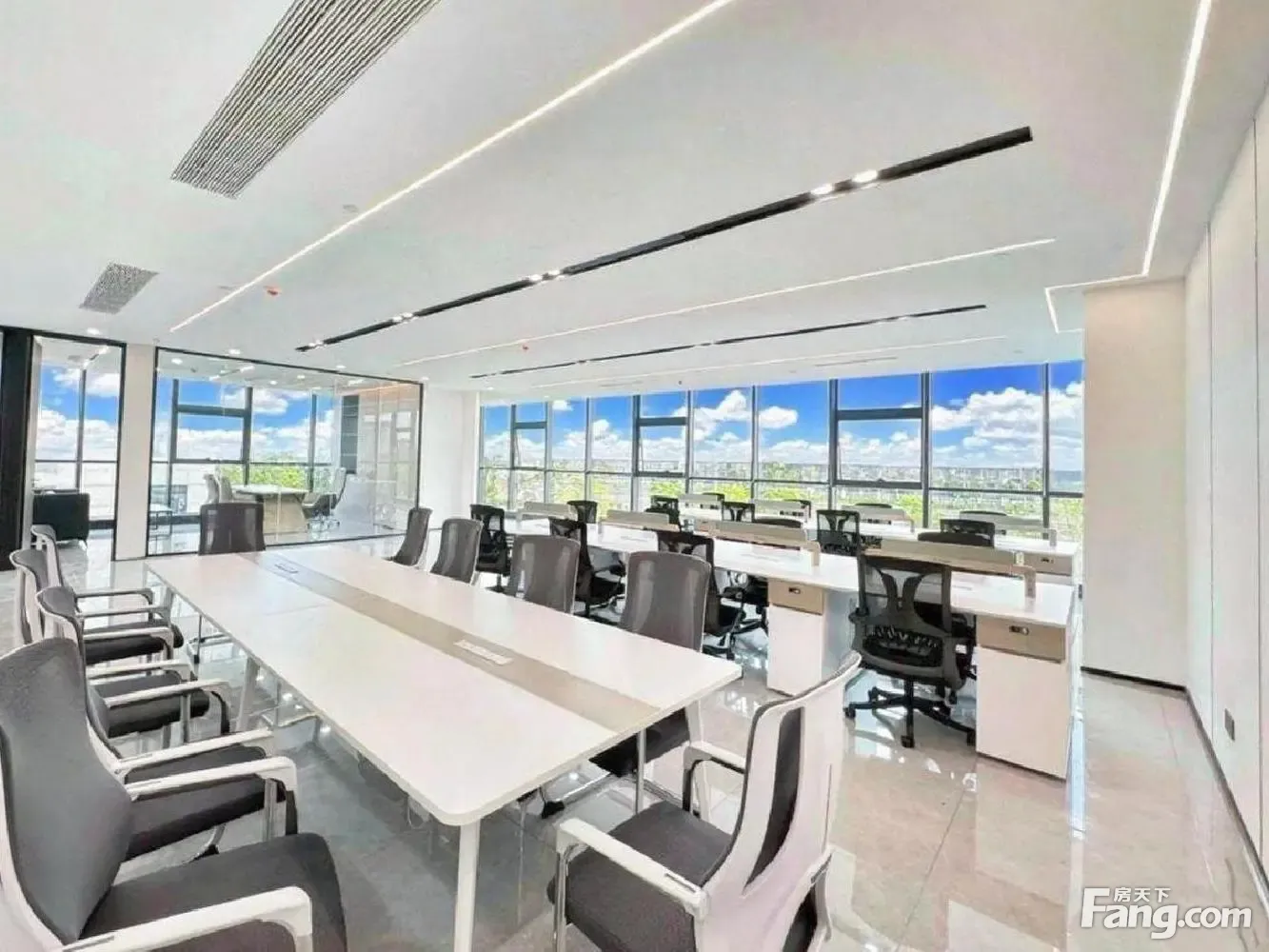 东三环(4隔间20工位)端角户型 敞亮 押一付三 面积可挑选