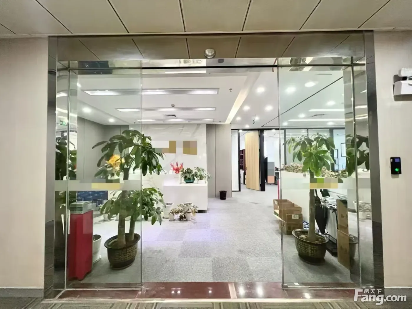 珠江新城地铁上盖 电梯口 精装修东向望江 拎包办公 送车位