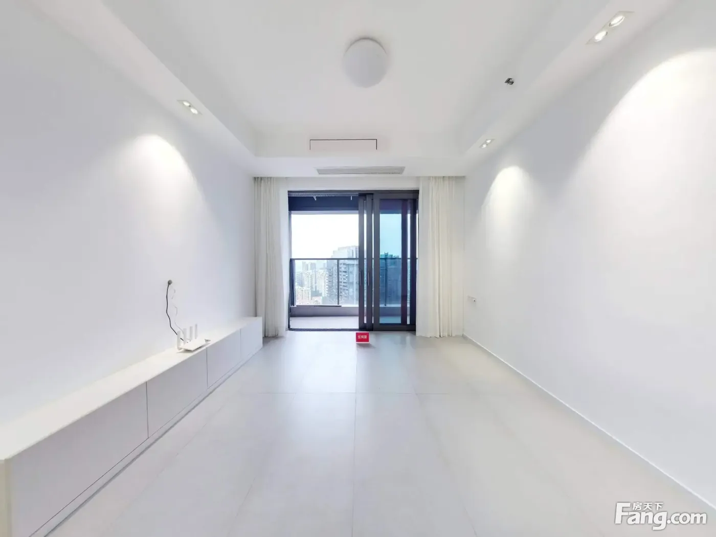 华侨城小高层,业主诚心找租客,精装修南北通透,方便停车