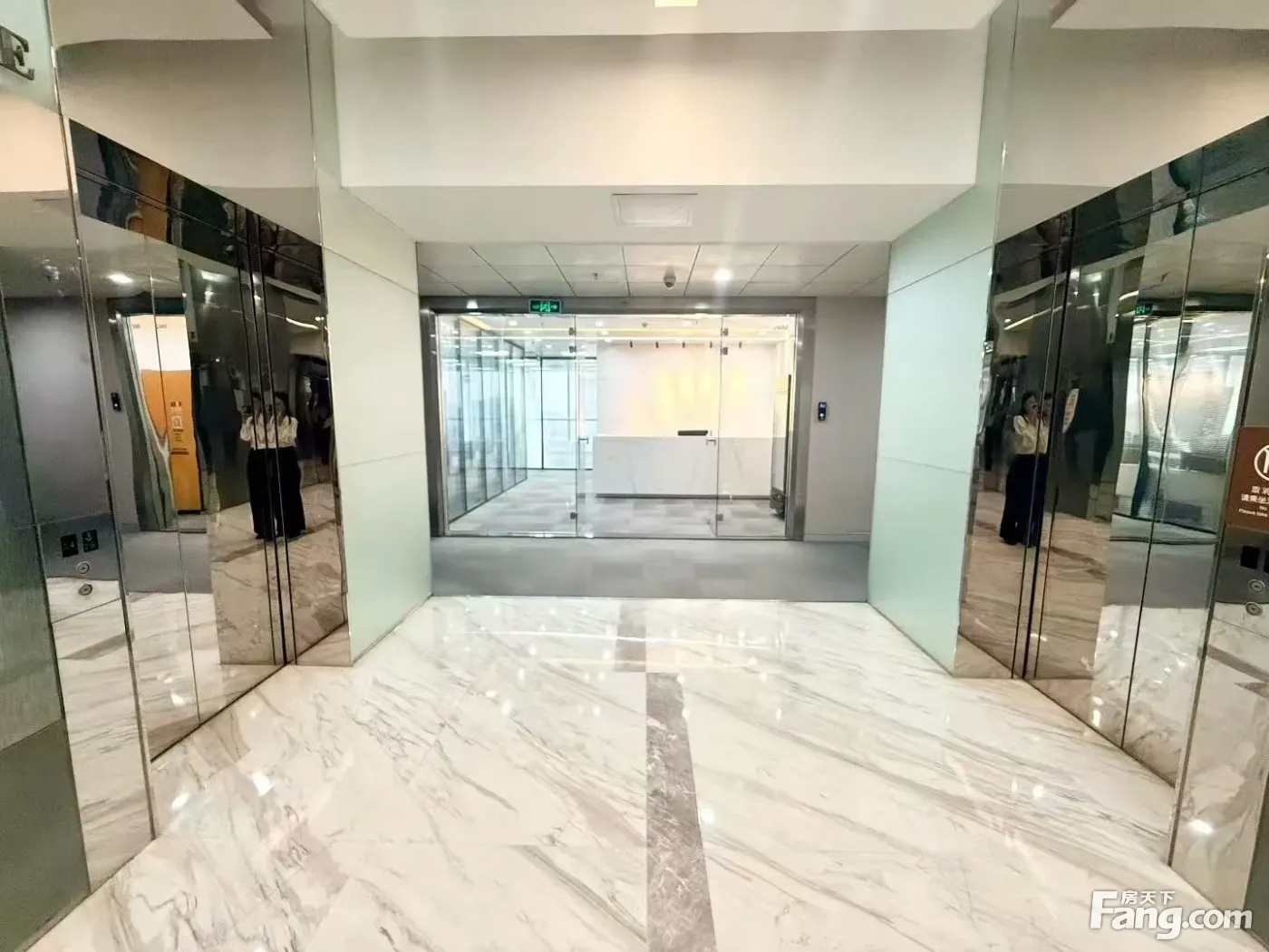 珠江新城地铁上盖 对电梯口 精装修东向望江 拎包办公 送车位