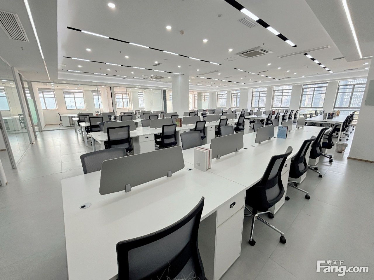 天府软件园B区甲级写字楼 高层675平 2.3元/平/天