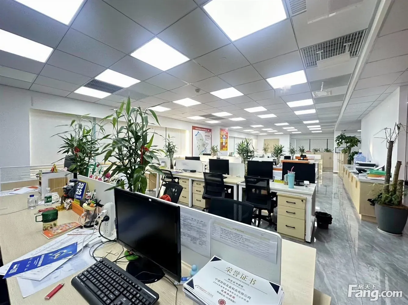 独立半层!地铁口!双面采光!高新区皇冠大厦330平带家具