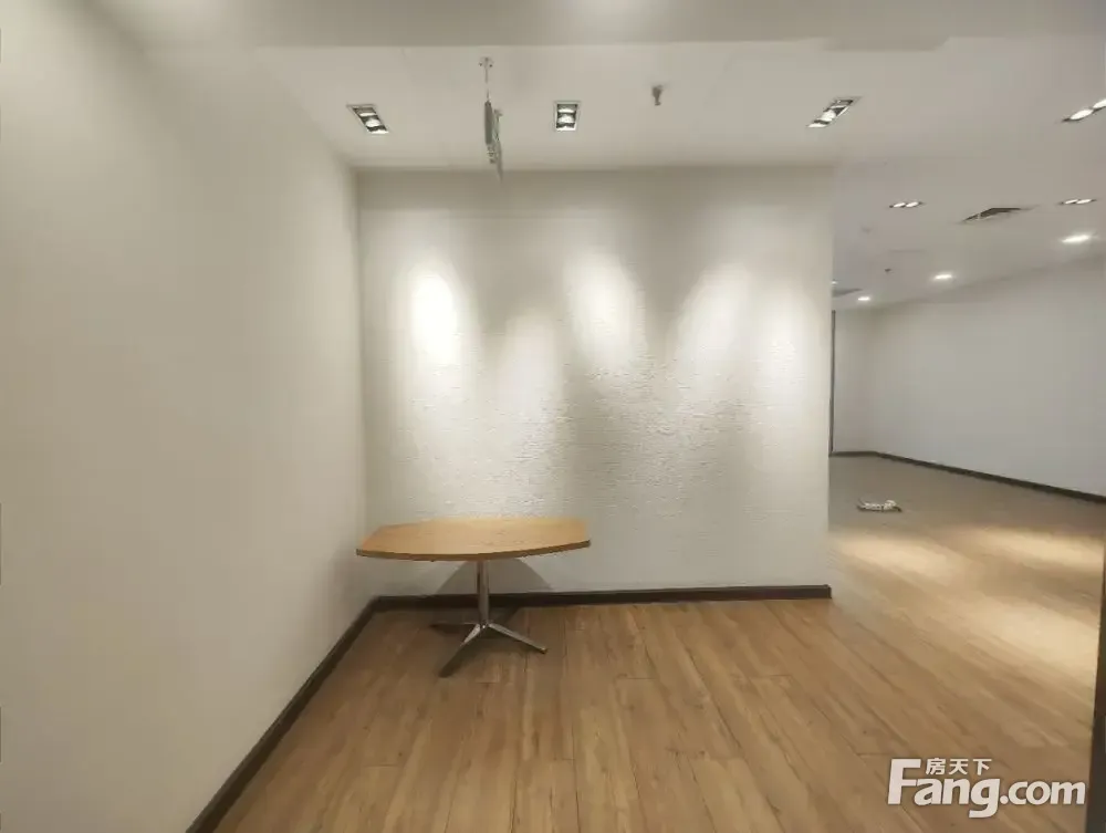 北京月坛大厦 新出小面积 两个间 可以注册 东南朝向