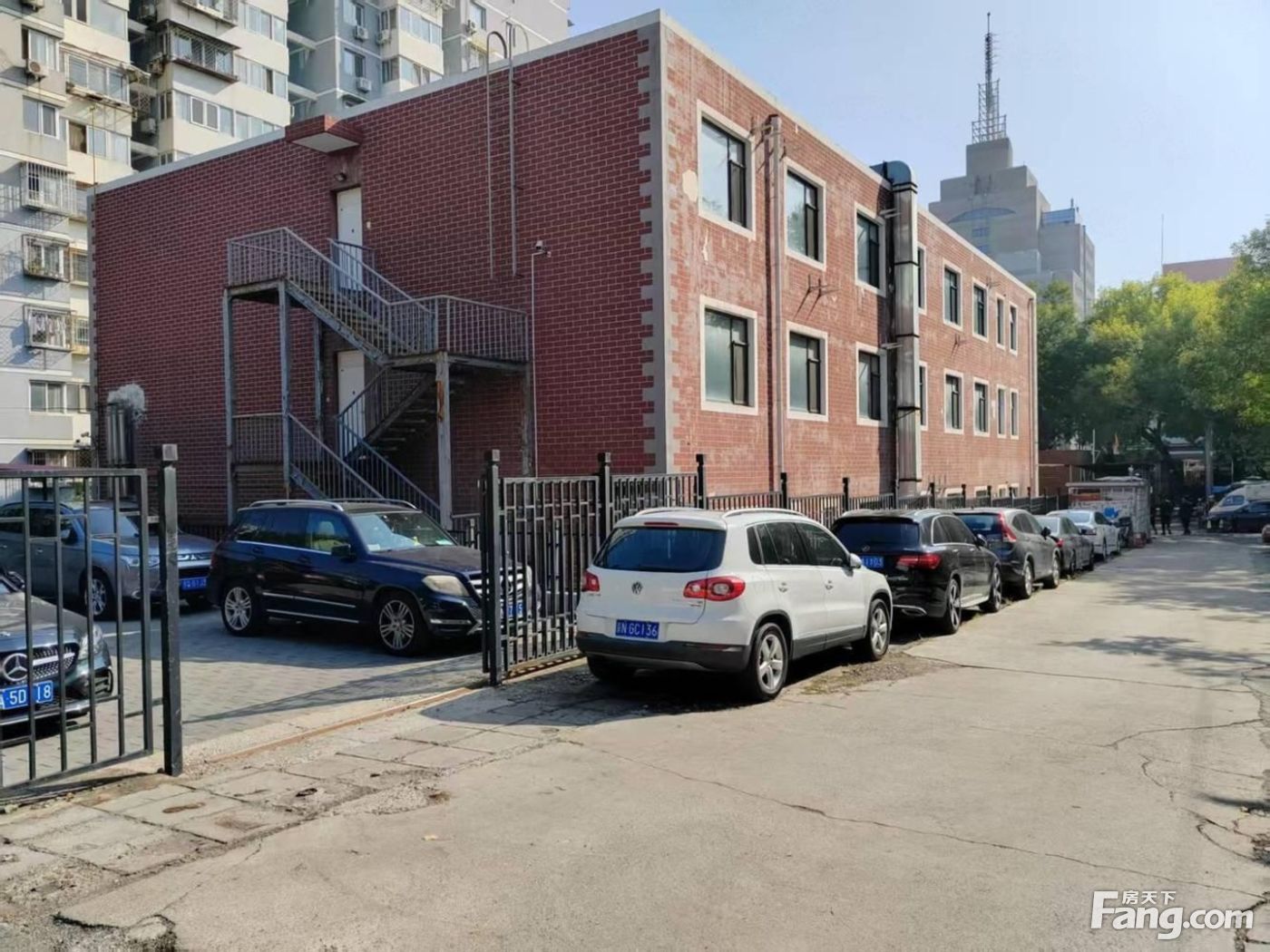 安定门临街独栋2700平,地上3层,带燃气,业态不限 好停车