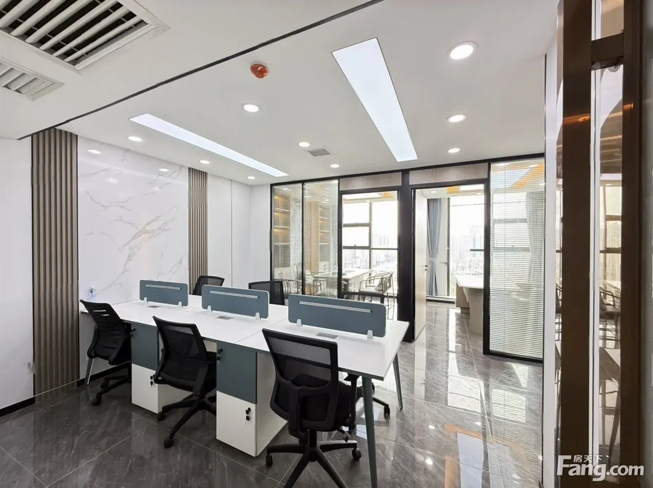 地铁口(2加1)万坤图财富广场,特价租,精装带家具,喜盈门
