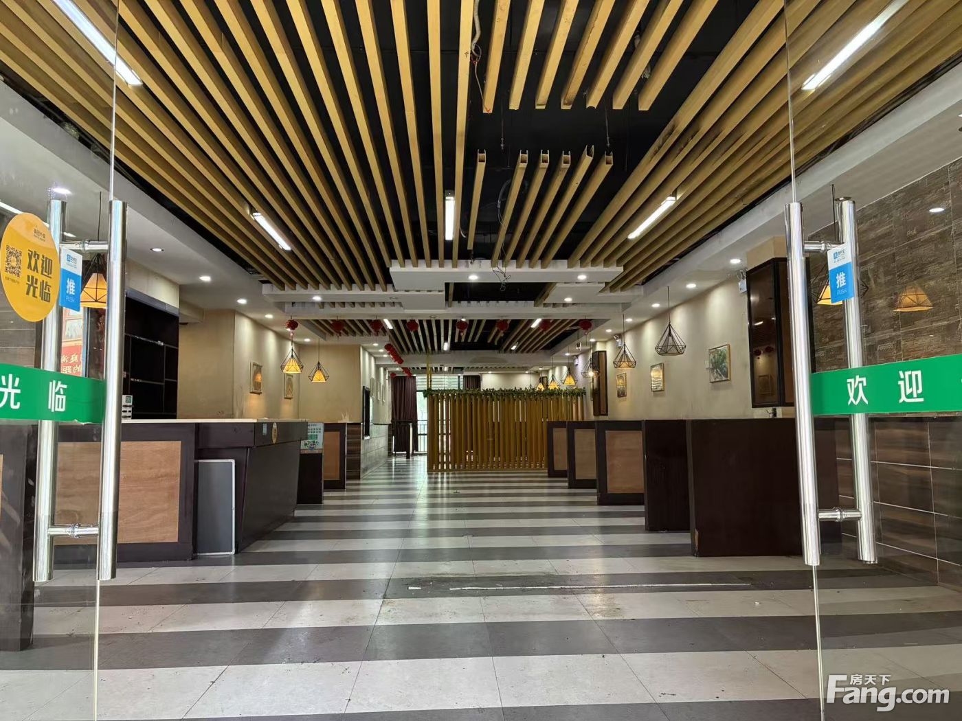 南城商业中心临街转角旺铺特价出租,展示面好停车方便