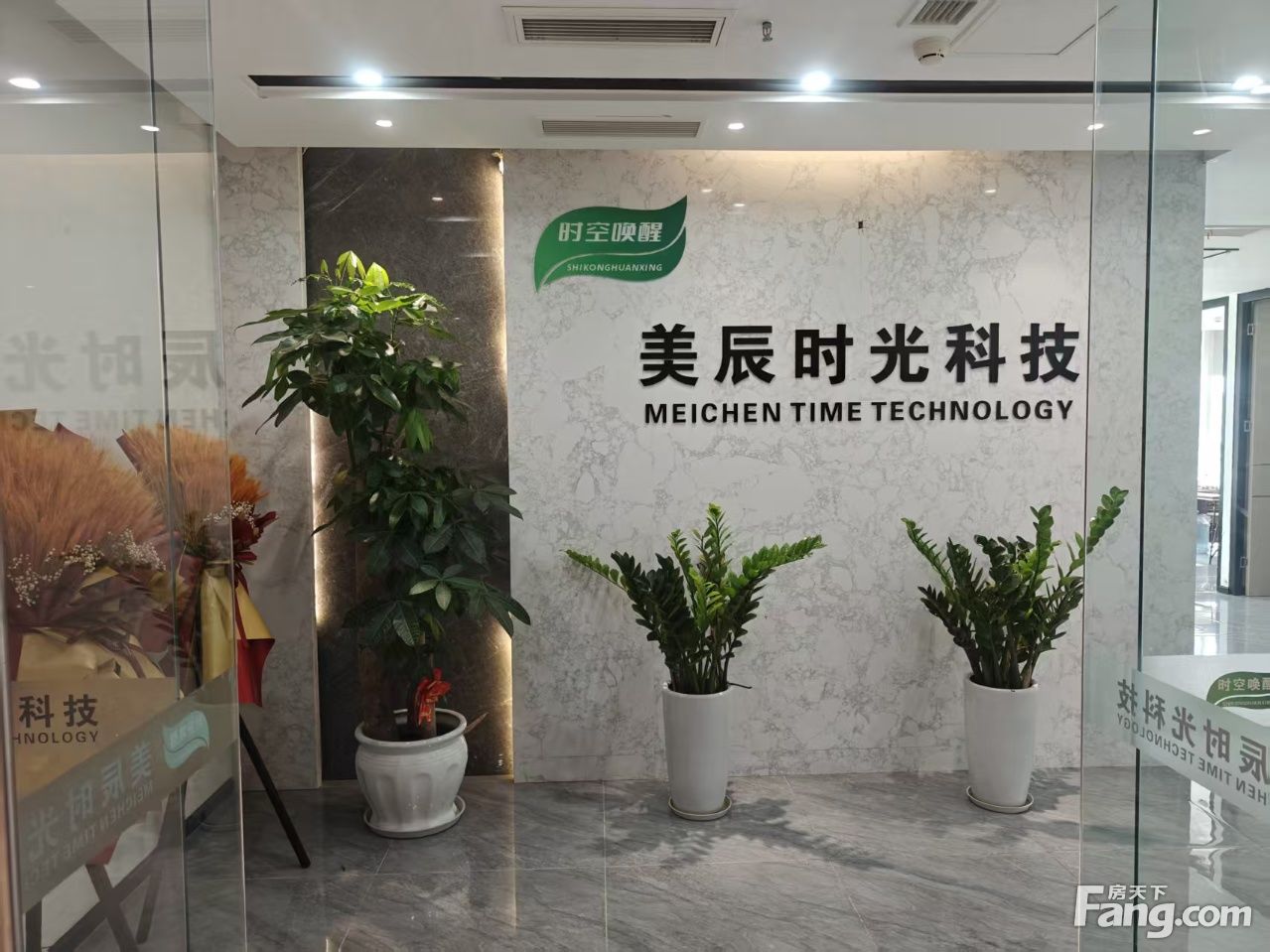 租金含物业、地铁7号线、精装配家具、万科天荟、招商中央华城旁
