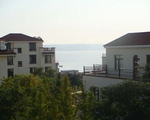 玫瑰花园 世界和平公园 前排海景别墅 月亮湾海水浴场 轻轨站