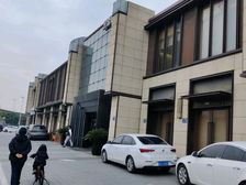 临近火车站沿街底商带租约出售