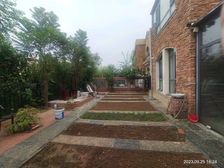 地铁口邻诺贝尔城精装别墅带车位,院子200平