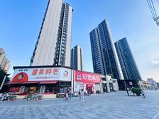 小区出入口 商家农商行 月6200 正对学校门口