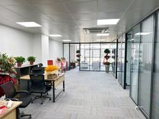 精装办公室拎包入驻 一号地铁旁 南向舒适 甲方直租