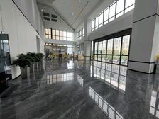 麓谷难得的99平小面积,格局周正,豪华装修带家具,高区采光好