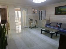 邻三中,万达广场,步梯二楼,108平米,售75万,免大税。