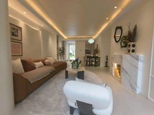 楼下是地铁口 上18钟和甲秀小雪 单价7字头 毛坯