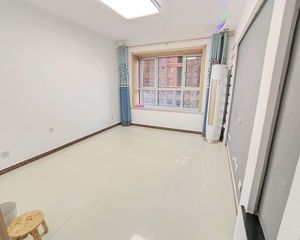 三中 金域蓝湾 精装两室 老证带储间 在水一方