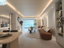 地铁两百米 门口就是购物中心 上十八钟和甲秀小雪 毛坯