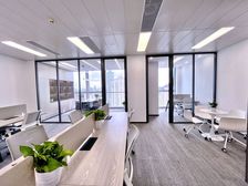 淮海国际新出,2隔断+12工位高区采光。淮海西路,陕西南路站