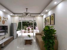 商圈中心,小区电梯房,三房两厅一卫带露台