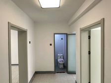 六中学区,酒厂家属院,61平,两室,东西通透,顶楼27.8万