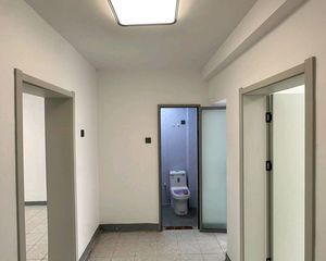 六中学区,酒厂家属院,61平,两室,东西通透,顶楼27.8万
