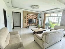 小区环境优美,出行方便,周边多处公交车站以及超市