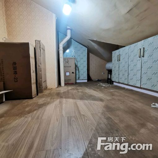 地铁总站对面电梯顶层精装修拎包入住