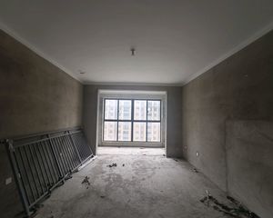 羊山实验小学旁,毛坯三居,户型方正,电梯小高层