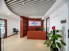 金湖广场地铁口,现代国际,精装修带办公用具3+1格局